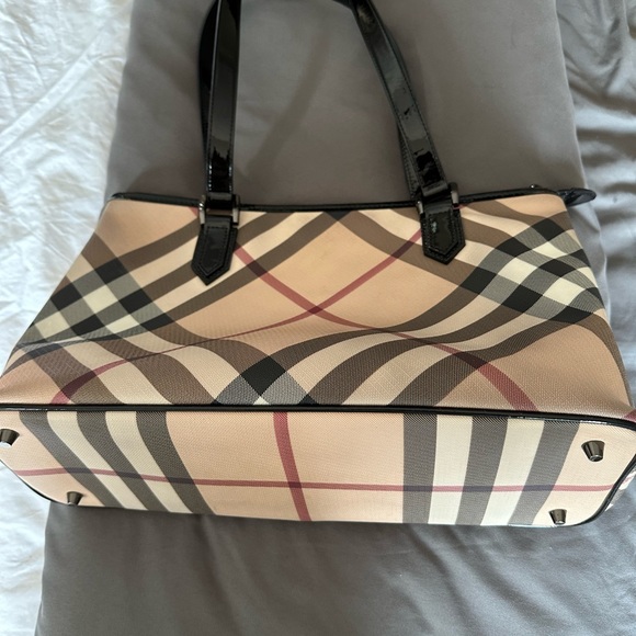 Burberry tot in a mint condition authentic 100% - Picture 3 of 3